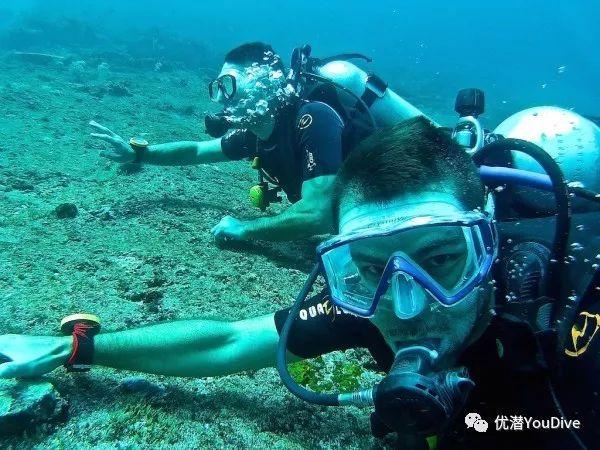 令人哭笑不得执行现场被苦守的百万巨款竟是几包A4打印纸